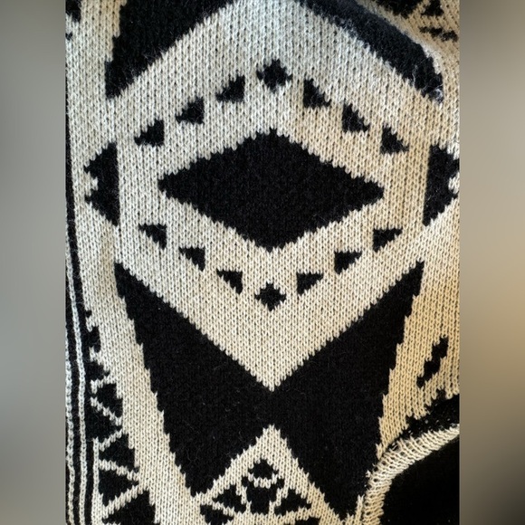 Black and White Blanket Cardigan - Picture 3 of 4